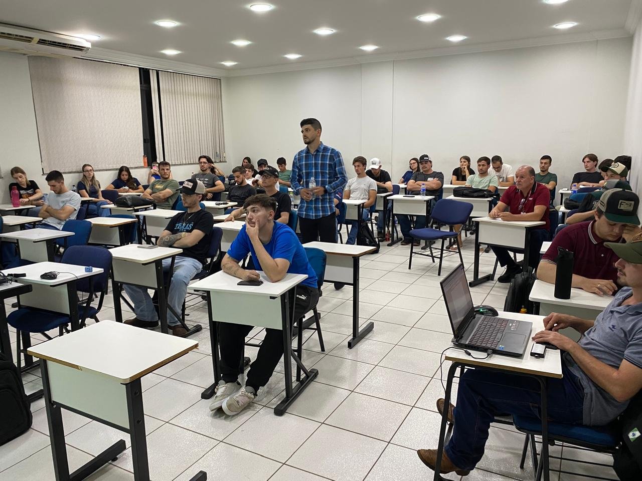 A Acadêmicos de Agronomia participam de palestra sobre manejo integrado de plantas daninhas na Unisep