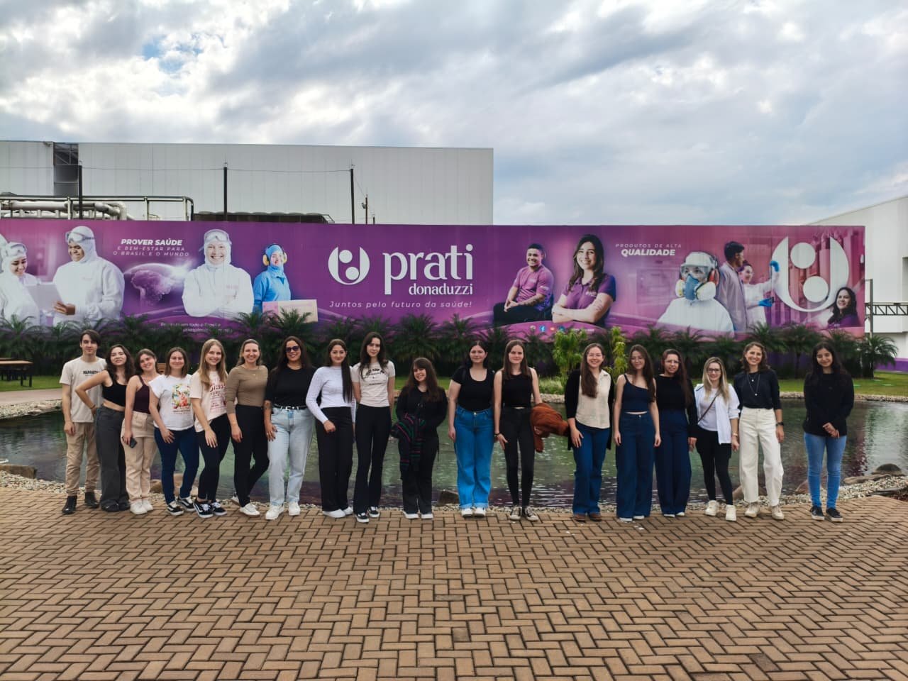 Acadêmicos de Farmácia da Unisep conhecem estrutura e processos da Prati-Donaduzzi