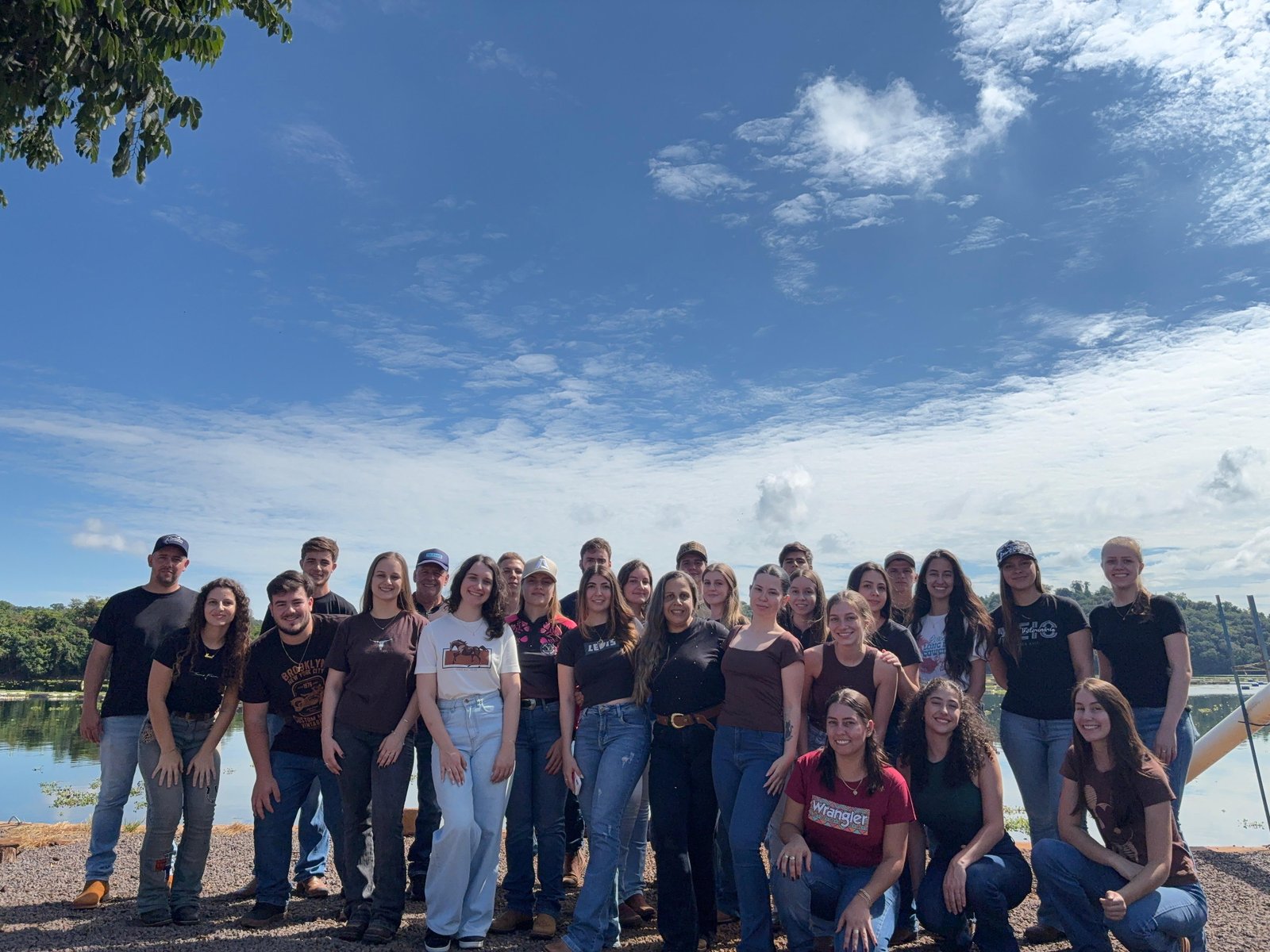 Acadêmicos de Medicina Veterinária realizam visita técnica em referência nacional em piscicultura