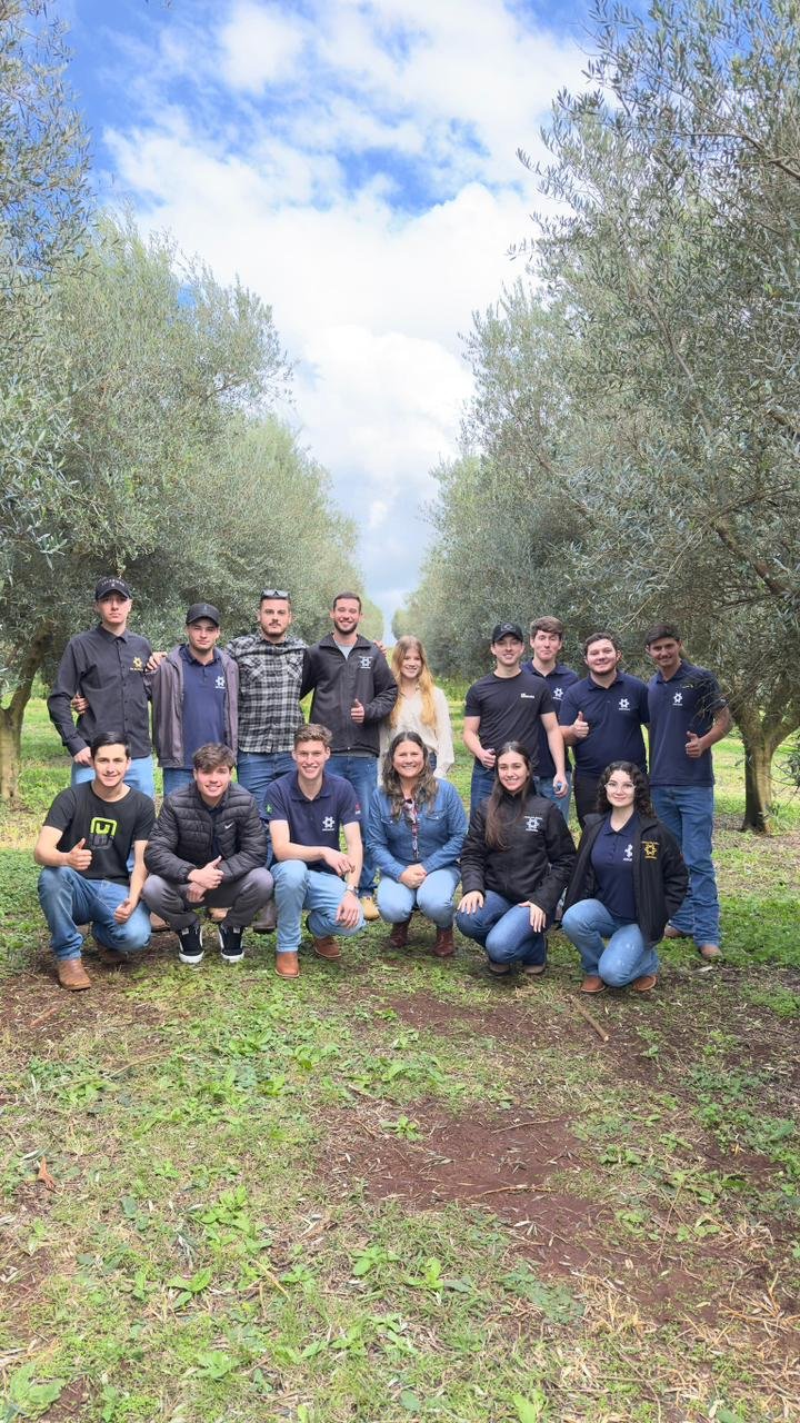O caminho da oliva ao azeite – visita técnica amplia conhecimento de futuros agrônomos da Unisep